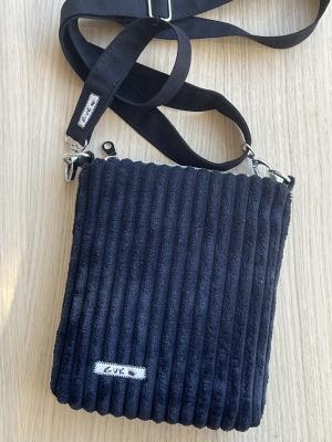 "Flickenwerk I mit Tasche" - SCHWARZ